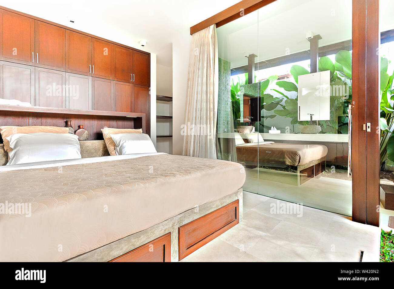 À l'intérieur d'une chambre moderne avec des portes et fenêtres en verre exposés à l'extérieur Banque D'Images