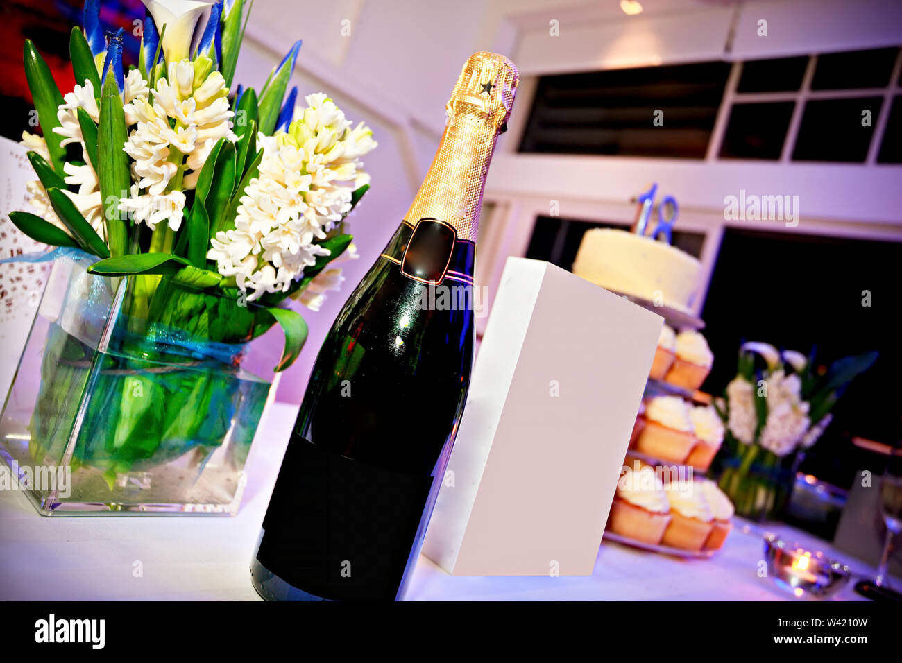 Bouteille De Champagne Et Parfum Chanel Mis Sur Table Avec Verre Pot De Fleur Sur Le Cote Et Gateau D Anniversaire De L Autre Cote Photo Stock Alamy Bouteille De Champagne Et Parfum Chanel Mis Sur Table Avec Verre Pot De Fleur Sur Le Cote Et Gateau D Anniversaire De L Autre Cote Photo Stock Alamy