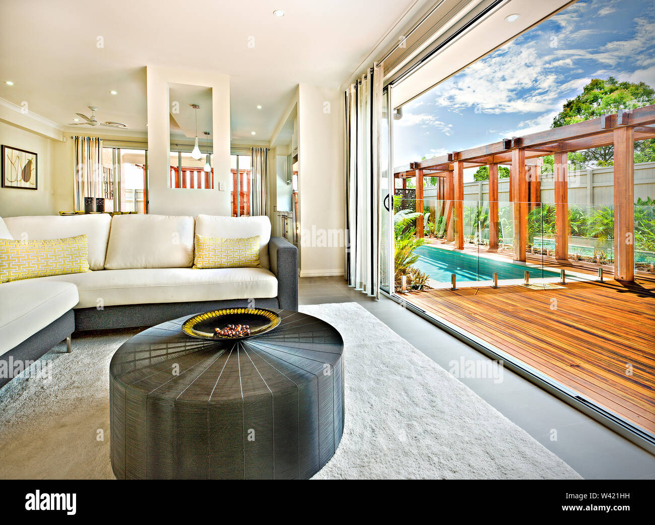 Maison moderne comprenant une chaise ronde sur le sol Banque D'Images