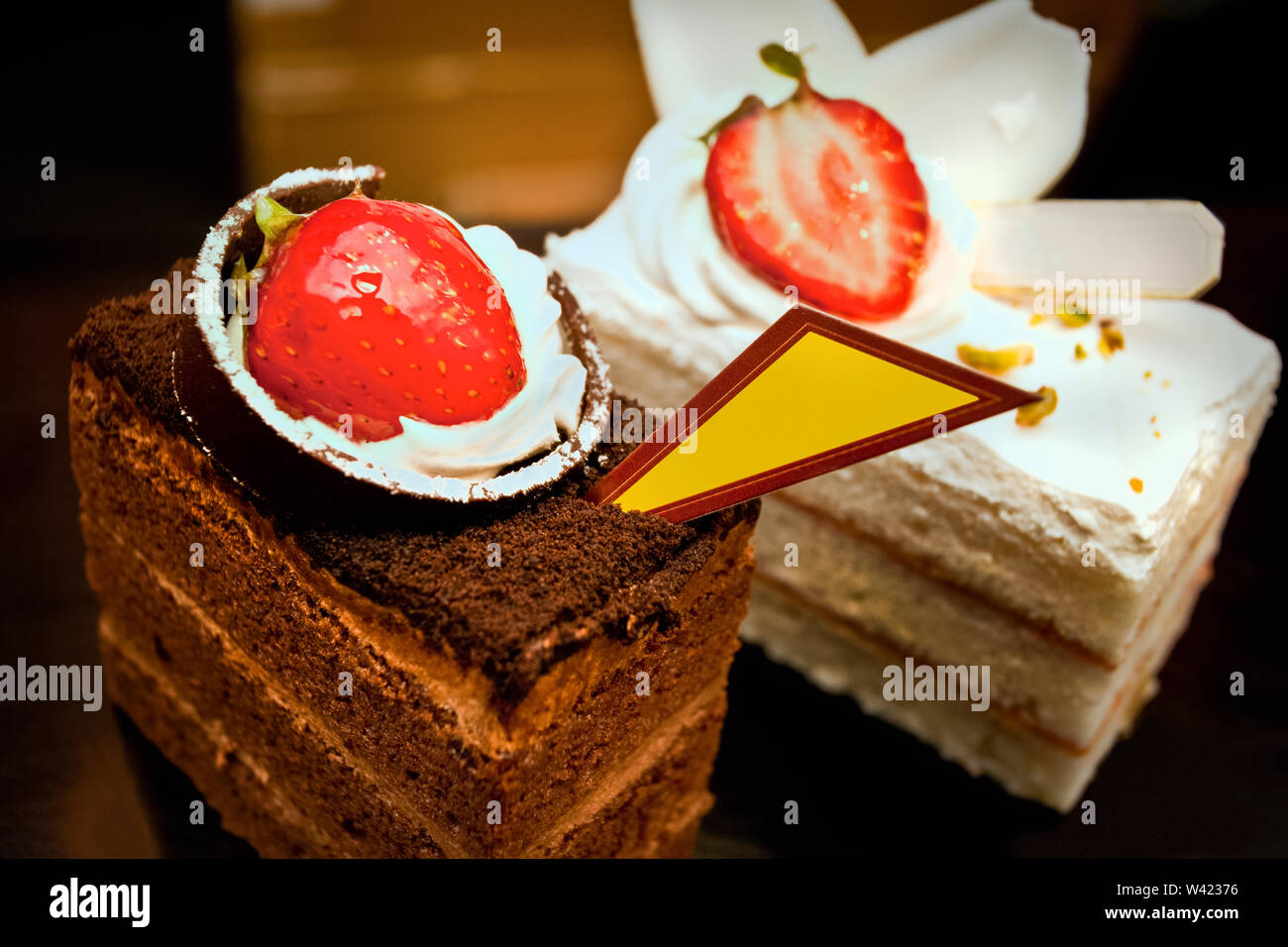 De Delicieux Morceaux De Gateau Au Chocolat Et Gateau De Beurre Avec Fraise Et Plein De Creme De Glace Autour D Elle Avec Vue En Gros De Fruits Photo Stock Alamy