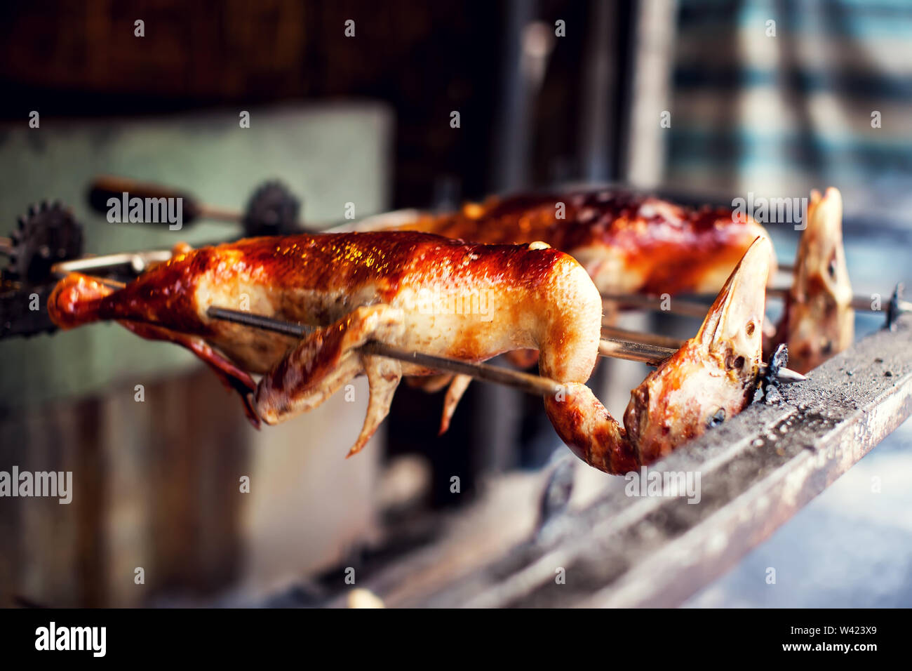 Le canard grillé appétissant à la broche brochette. Rôti sur barbecue  traditionnel. Le rôtissage de la viande au four canard ram préparée Photo  Stock - Alamy