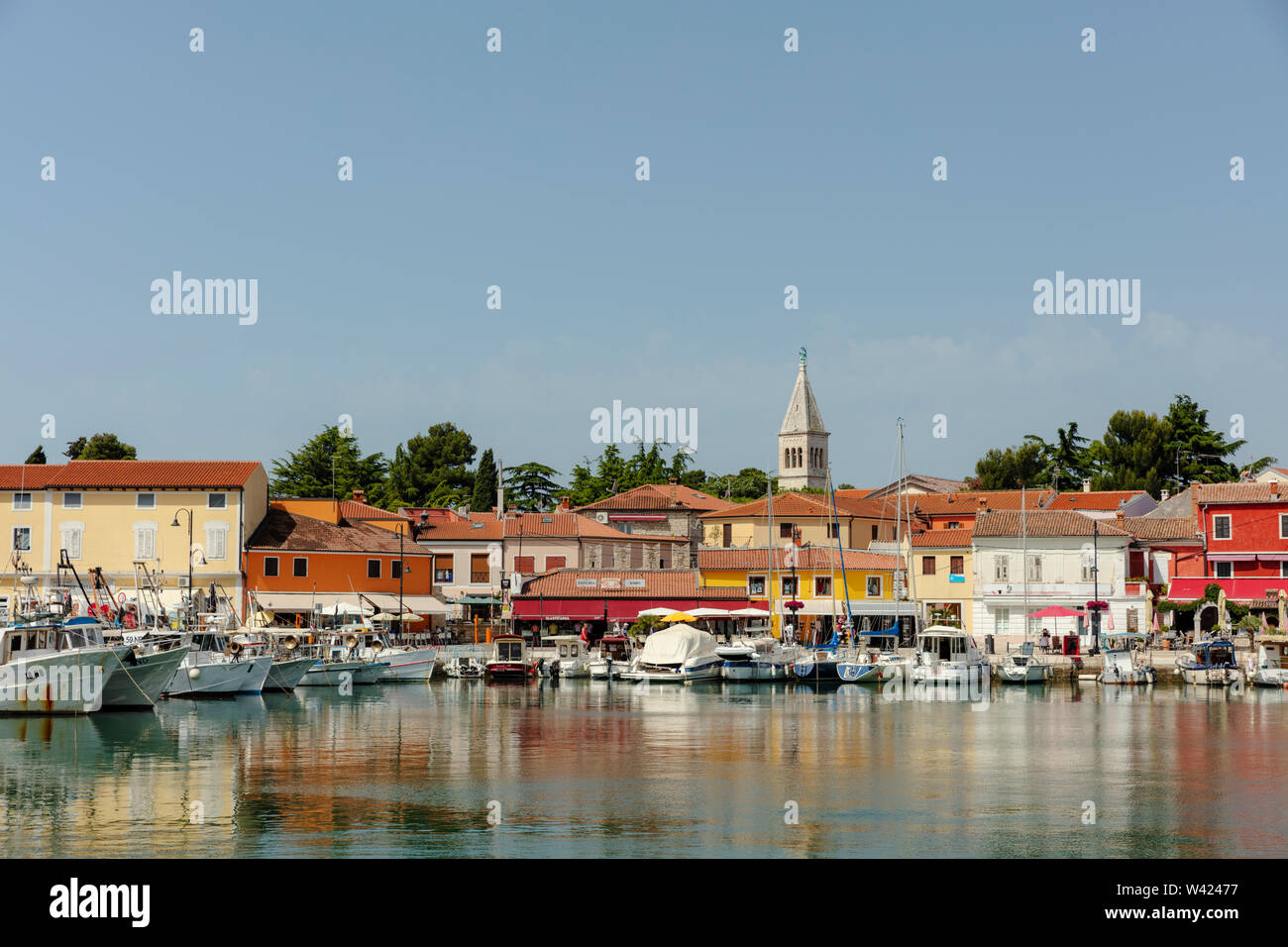 Vue sur les bateaux de pêche dans le port, Novigrad, Istrie, Croatie Banque D'Images