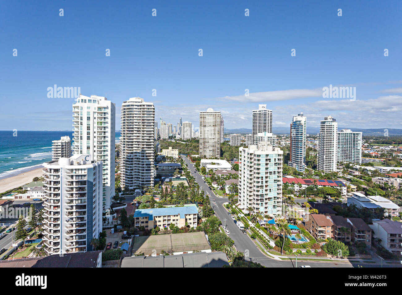 Penthouse-vue de la ville mettant en valeur les gratte-ciel, des parcs, des bâtiments et des routes Banque D'Images