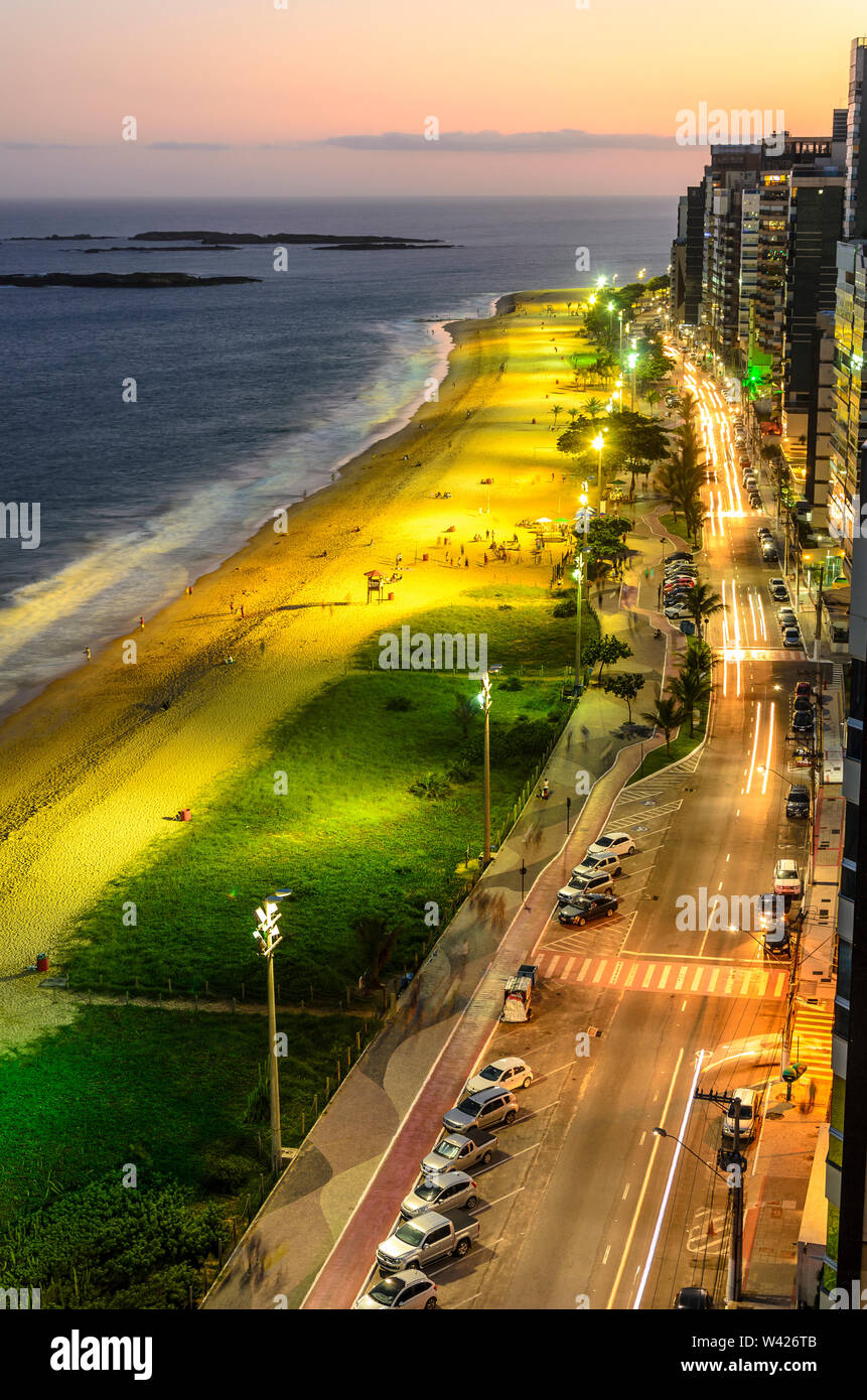 La plage Costa à Vila Velha au coucher du soleil , Espirito Santo, au Brésil. Banque D'Images
