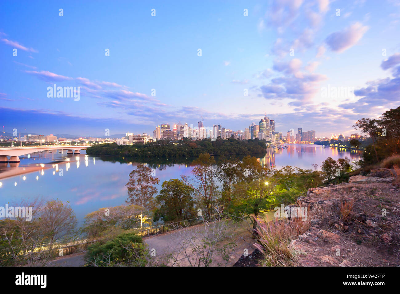 La ville de Brisbane capturé de très loin en début de soirée Banque D'Images