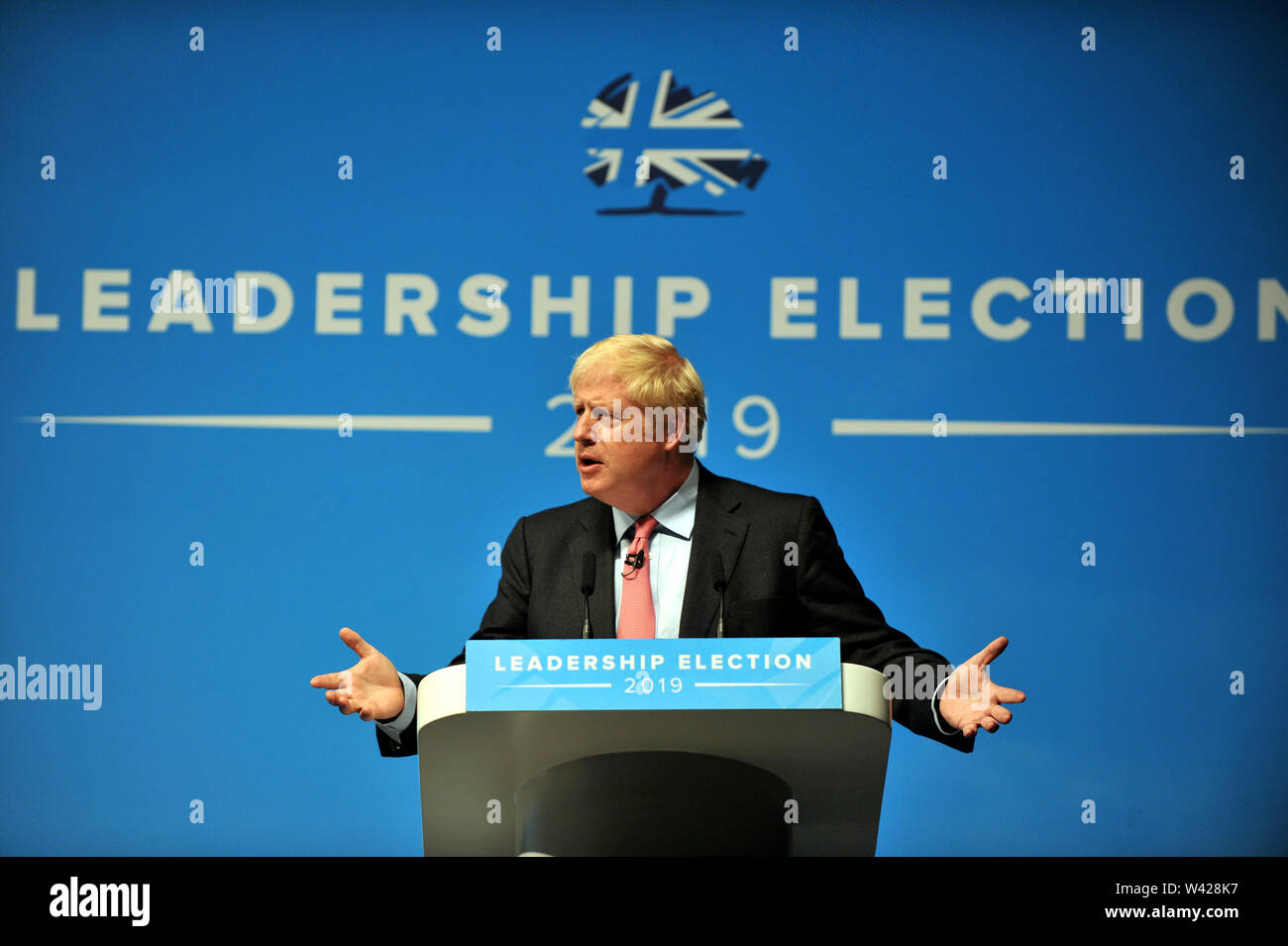 La direction du parti conservateur bandwagon roulé dans le Gloucestershire, Boris Johnson et Jeremy Hunt squared off à l'Hippodrome de Cheltenham. Banque D'Images