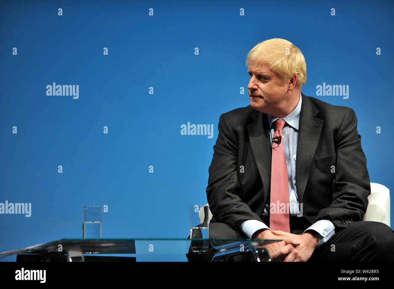 La direction du parti conservateur bandwagon roulé dans le Gloucestershire, Boris Johnson et Jeremy Hunt squared off à l'Hippodrome de Cheltenham. Banque D'Images