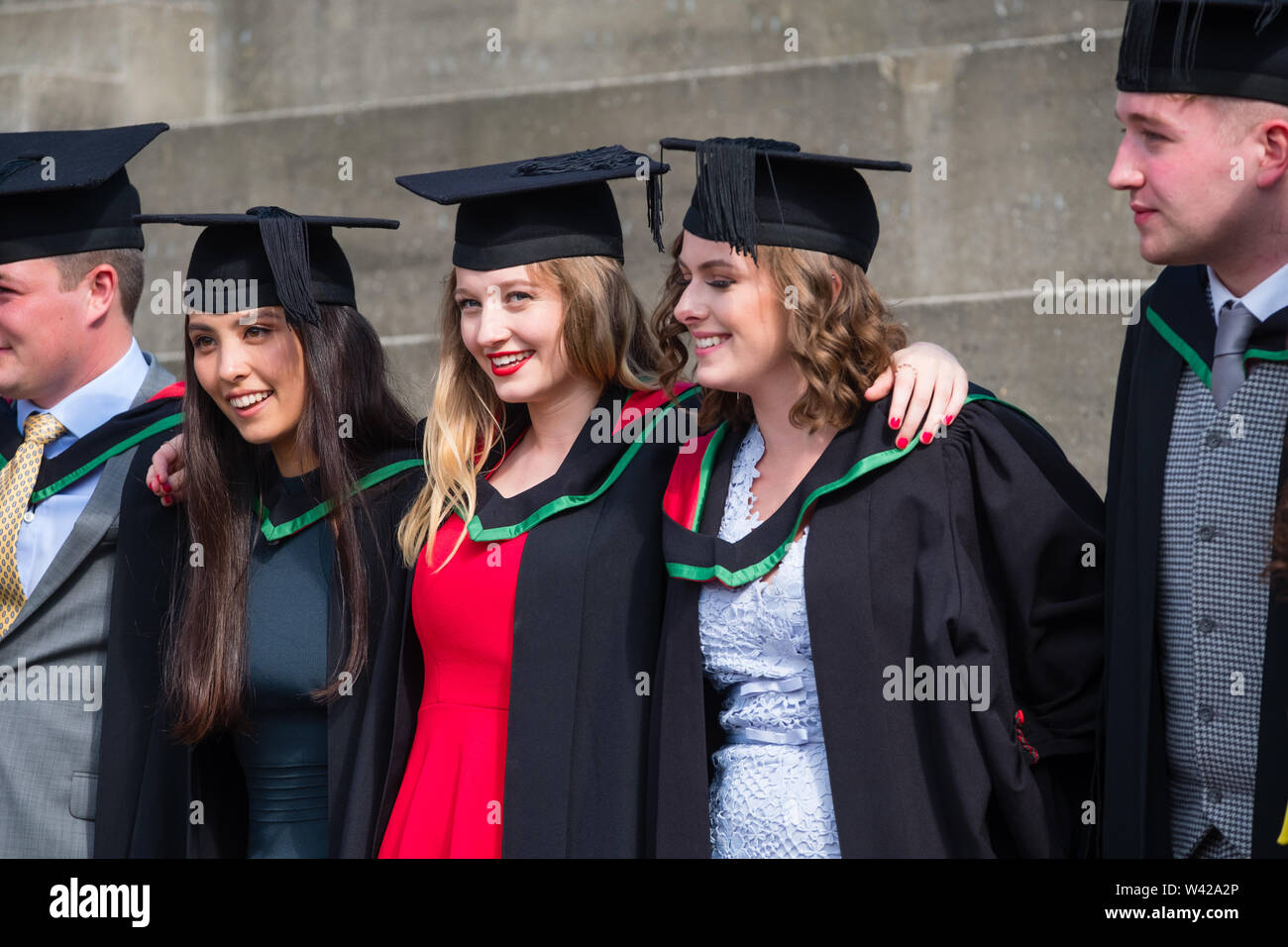 L'enseignement supérieur au Royaume-Uni - les élèves qui réussissent à la remise des diplômes à l'université d'Aberystwyth, après avoir reçu leur diplôme, portant leurs chapeaux traditionnels et des blouses. Juillet 2019 Banque D'Images