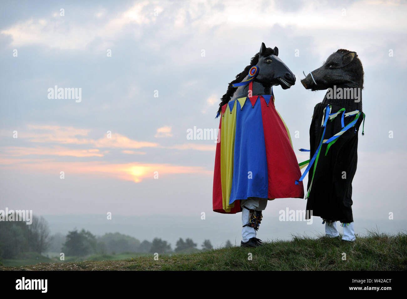 Morris dansait sur les balises de Painswick pour célébrer le lever du soleil pour le premier mai Banque D'Images