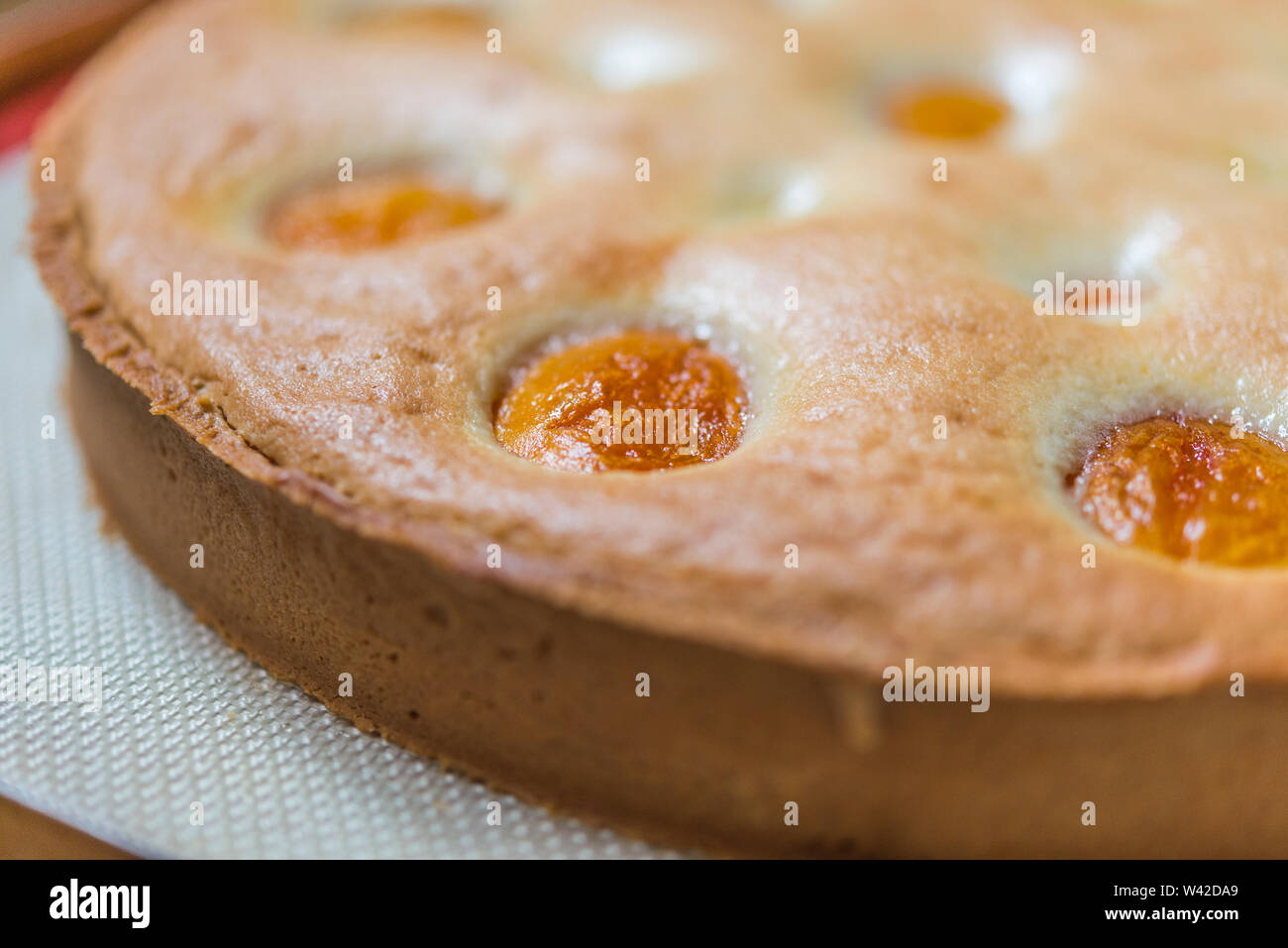 Des petits, grands, ronds et d'abricot tarte aux amandes Banque D'Images