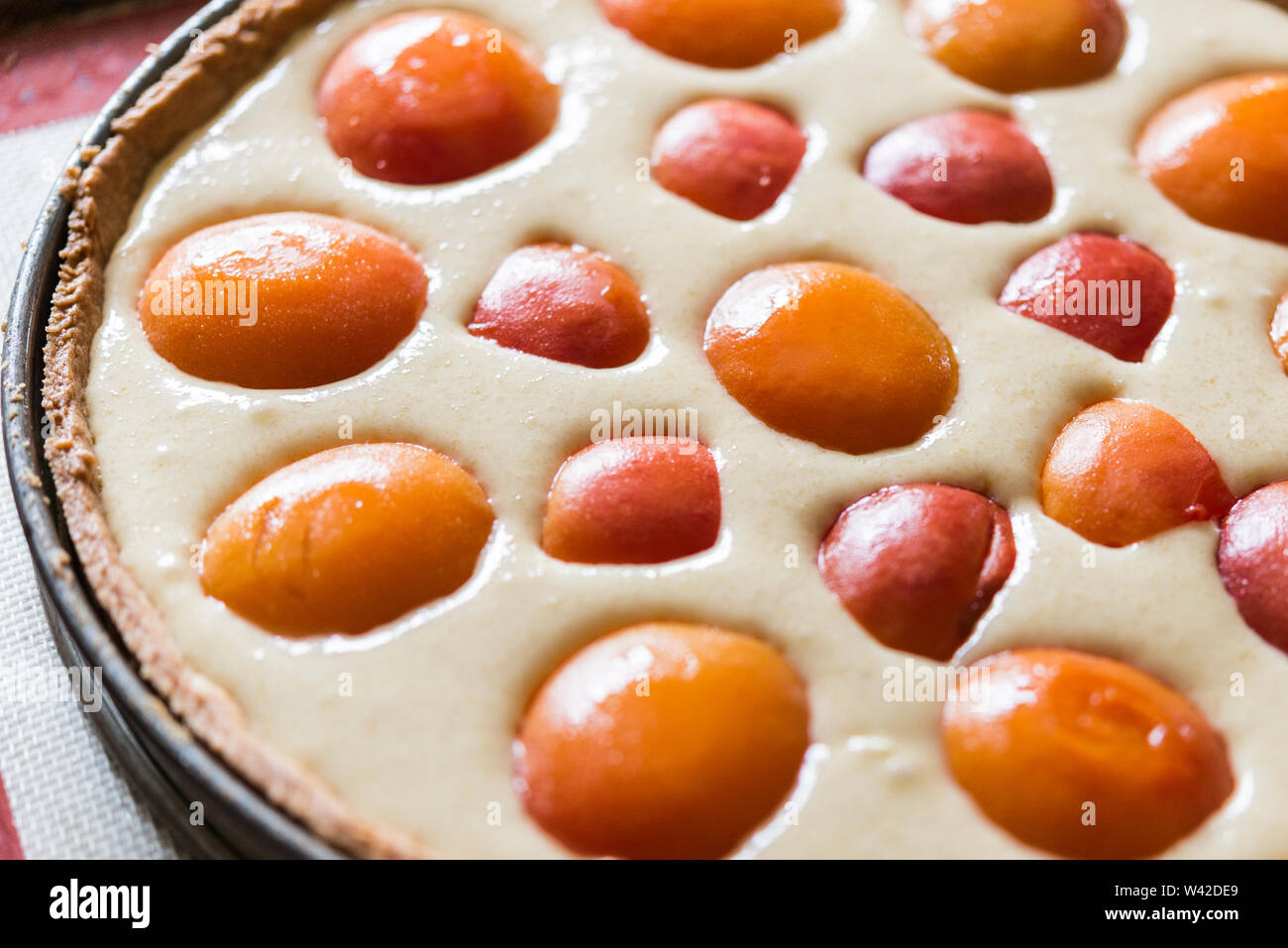 Abricots et amandes brutes frangipani tart afin de Banque D'Images
