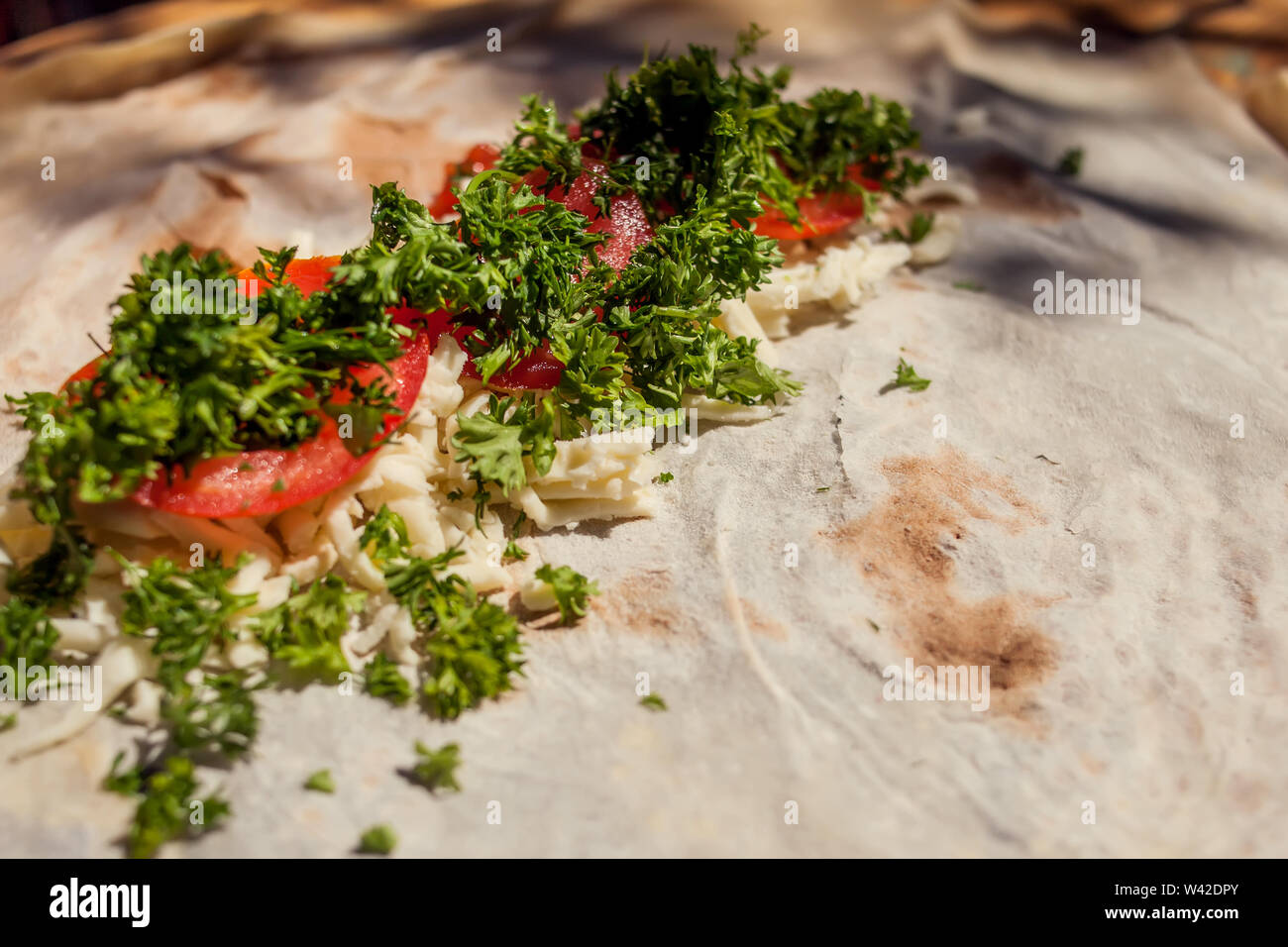 Un pain pita avec des légumes. Cuisson de sandwich Banque D'Images