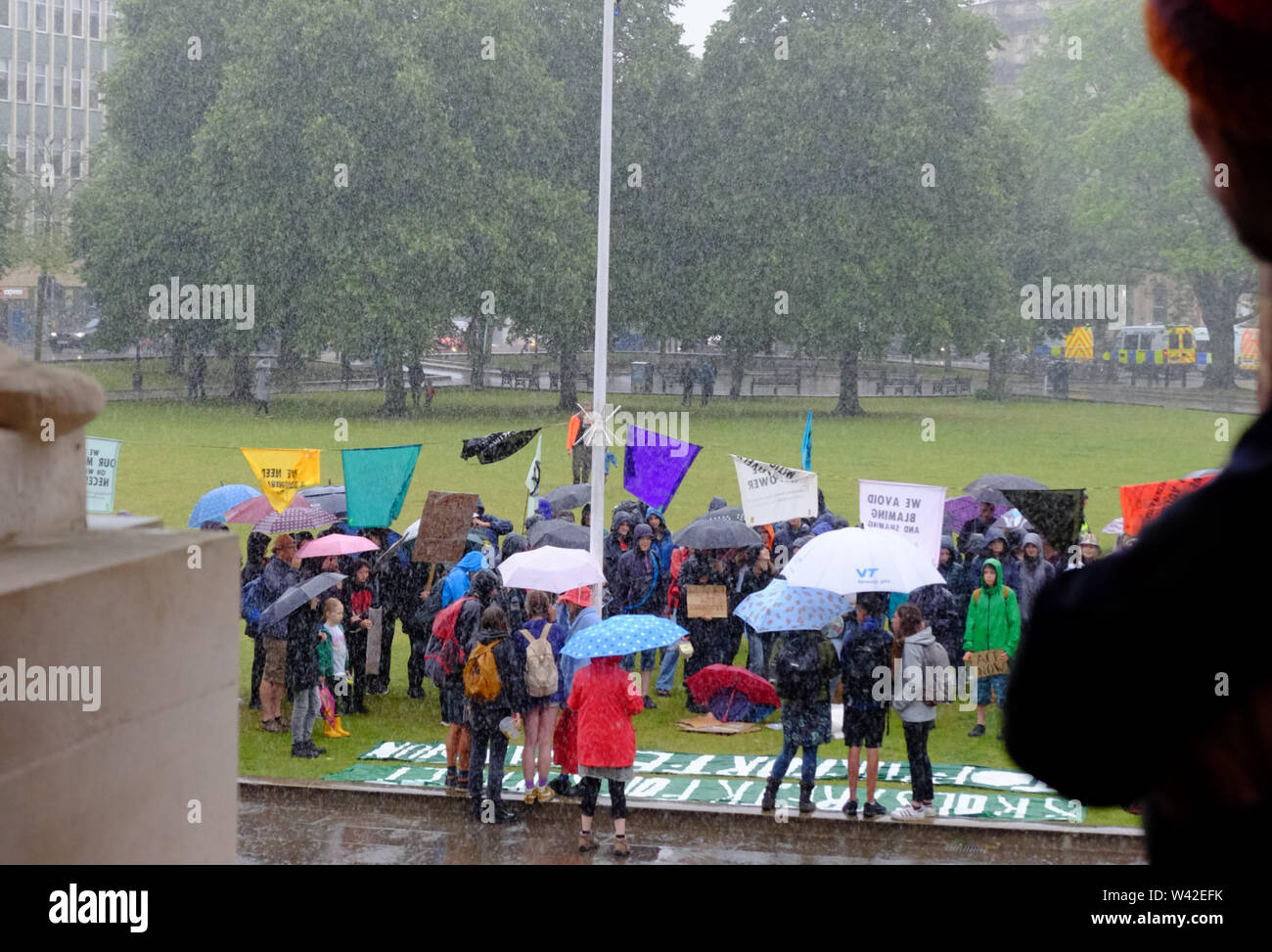 Bristol, Royaume-Uni. 19 juillet 2019. La pluie se déverse sur la rébellion d'extinction d'un rassemblement sur la jeunesse College Green dans le centre-ville de Bristol. C'est le 5e jour de la protestation contre le changement climatique dans la ville. Crédit : Mr Standfast/Alamy Live News Banque D'Images