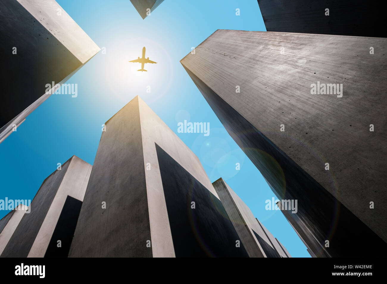 Berlin, Allemagne - Mai 2019 : vol d'un avion plus de Mémorial aux Juifs assassinés / le mémorial de l'Holocauste à Berlin, Allemagne Banque D'Images