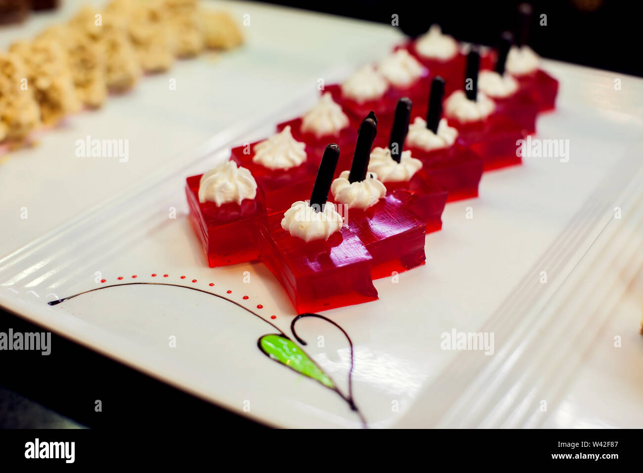 Close up dessert délicieux gâteaux de pâtisserie à l'hôtel. Couleur douce sweet berry desserts, belle décoration dans l'Égypte Banque D'Images