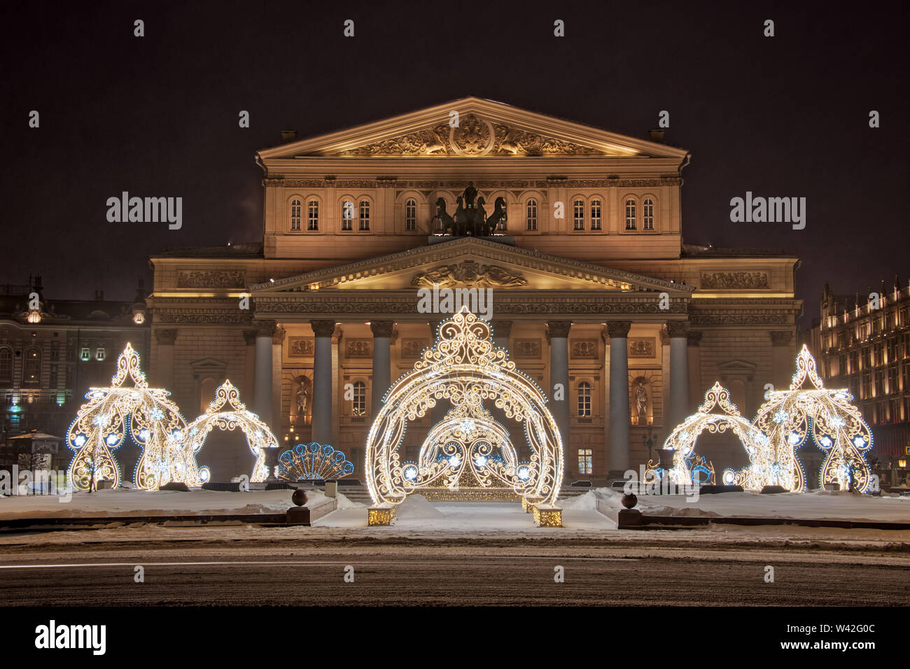 = Nouvel An décorations à la place du théâtre de nuit  = belles décorations du Nouvel An à la place du théâtre au début de l'hiver sombre matin dans l'arrière Banque D'Images