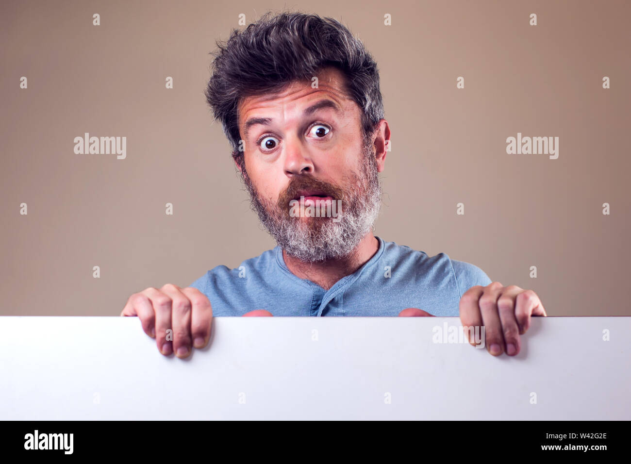 Portrait jeune homme surpris. Les émotions et les personnes concept Banque D'Images
