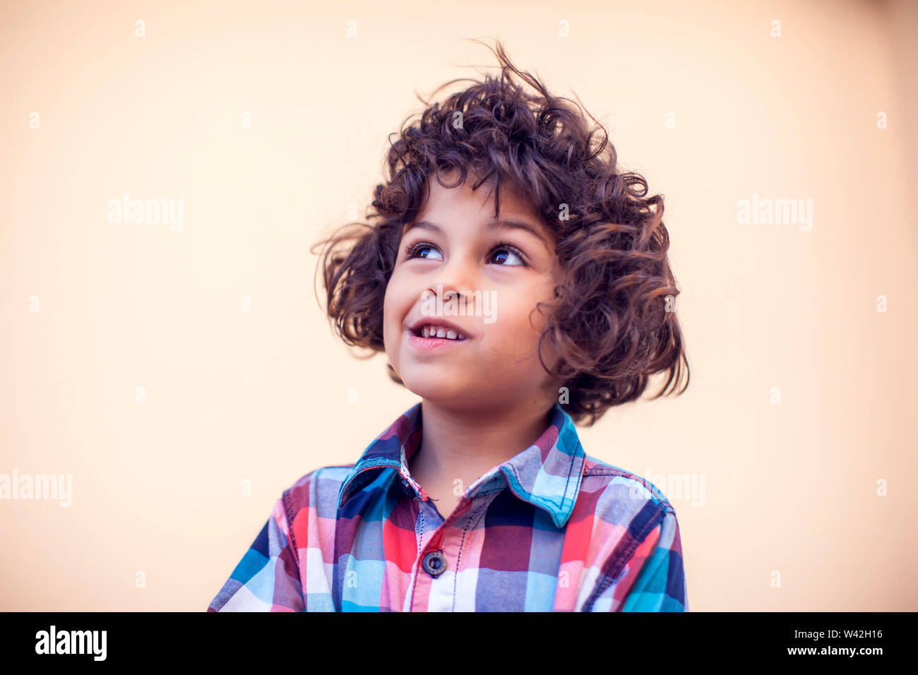Petit Garcon Aux Cheveux Boucles Pensez A Quelque Chose Les Enfants Et Les Emotions Concept Photo Stock Alamy