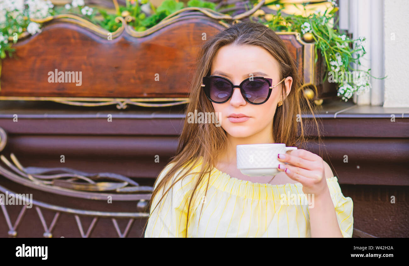 @Summer mode beauté. Réunion à cafe. bonjour. L'heure du petit-déjeuner. Le café du matin. En attente de date. femme élégante dans les verres de boire du café. girl vous détendre dans le café. Déjeuner d'affaires. Matin d'inspiration. Banque D'Images
