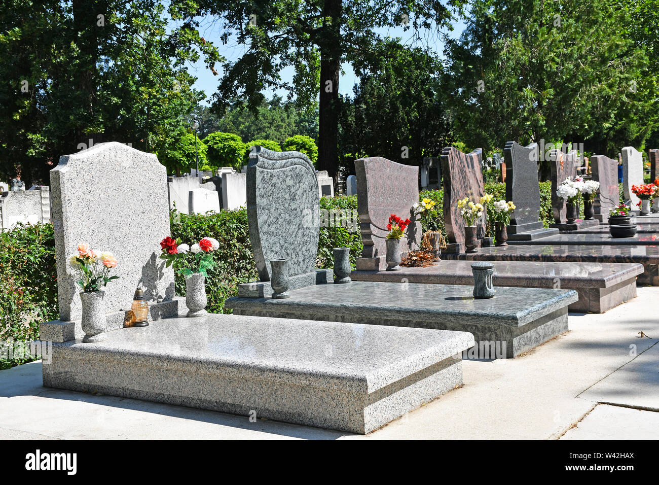 Pierre tombale dans le cimetière public Banque D'Images