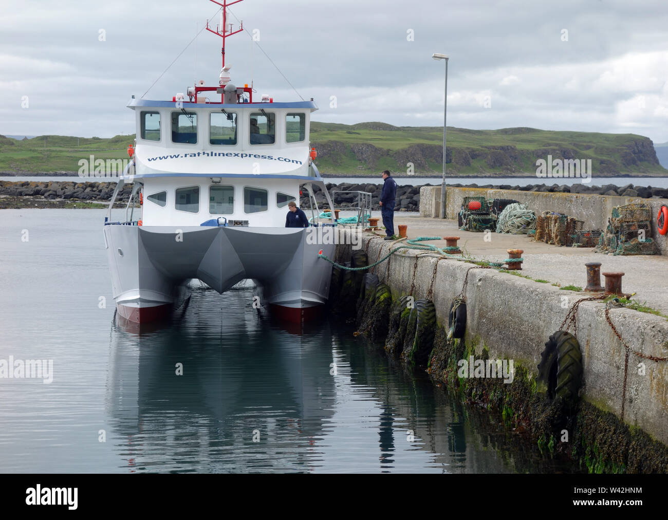 Le Traversier Catamaran 'Express' Rathlin amarré jusqu'à l'Église Baie Port de plaisance de l'île de Rathlin, comté d'Antrim, en Irlande du Nord, Royaume-Uni. Banque D'Images