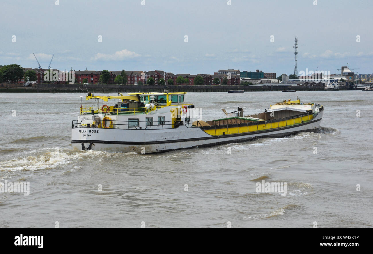 Cargo général Polla Rose sur la rivière Thames près de Woolwich, London, England, UK Banque D'Images