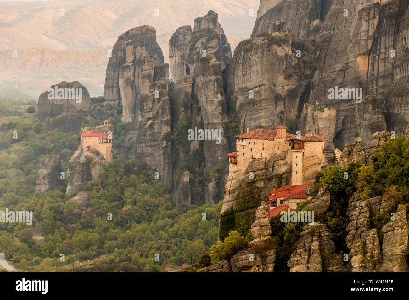 Météores, Grèce. Lever du soleil à la monastères byzantins de Roussanou Sainte Barbara et de saint Nikolaos Anapafsas à Kalambaka Banque D'Images