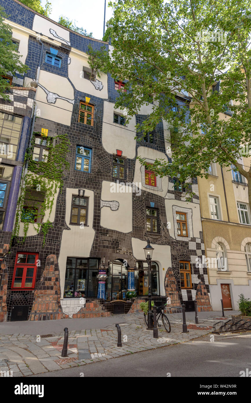 Une vue sur la rue du musée Hundertwasser à Vienne, Autriche sur une journée ensoleillée Banque D'Images