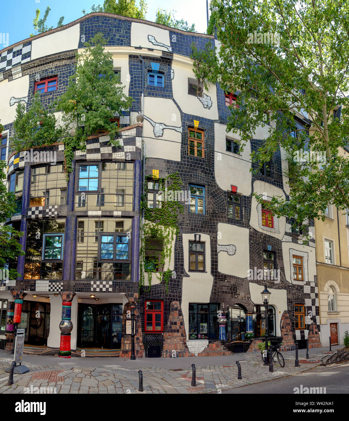 Une vue sur la rue du musée Hundertwasser à Vienne, Autriche sur une journée ensoleillée Banque D'Images