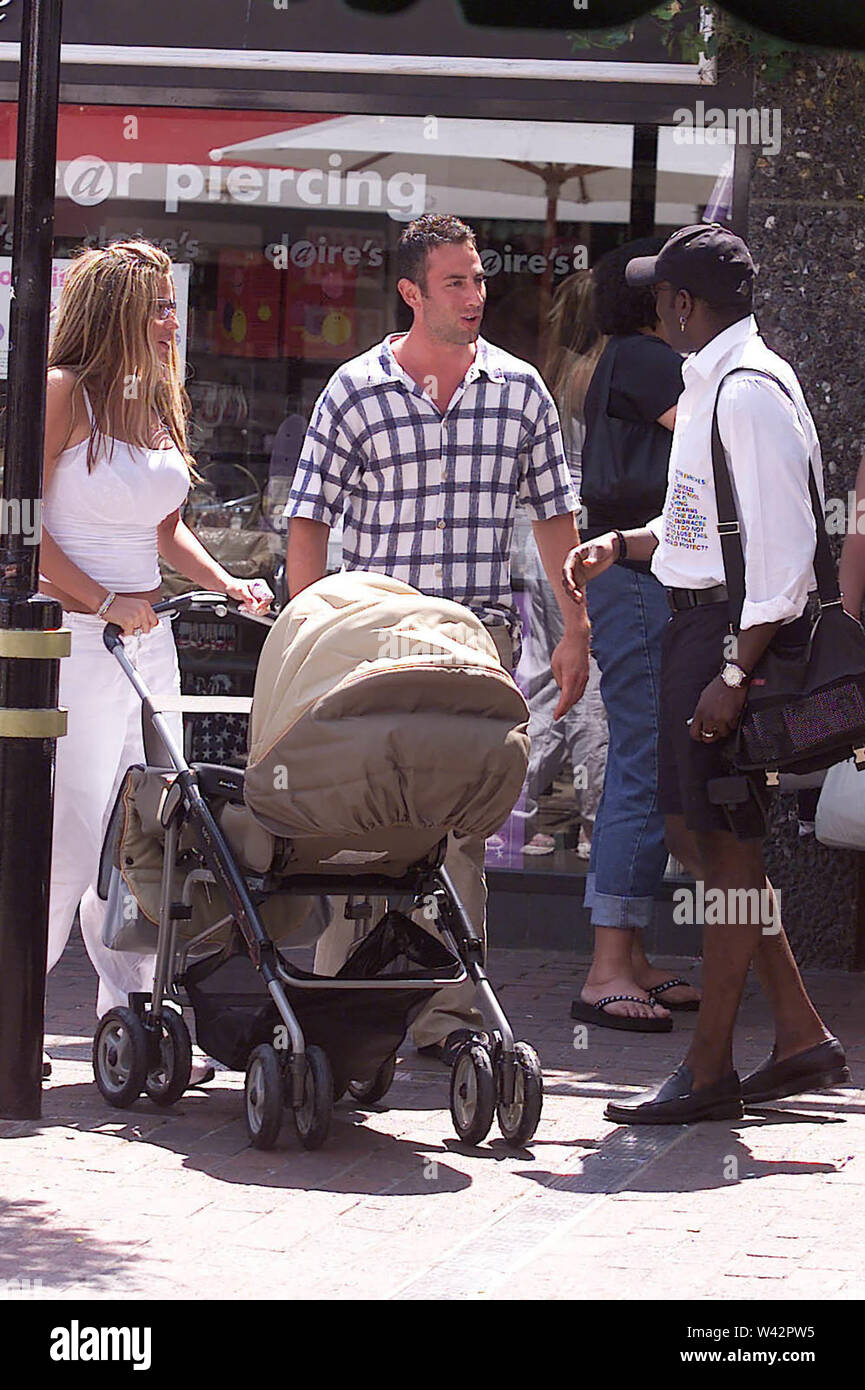 25.06.2002 Jordan (Katie Price) ET LE FOOTBALL PLAYER DWIGHT YORKE PRENDRE LEUR BÉBÉ NOUVEAU-NÉ HARVEY POUR UNE PROMENADE AUTOUR DE BRIGHTON célèbre quartier commerçant de LANES Banque D'Images