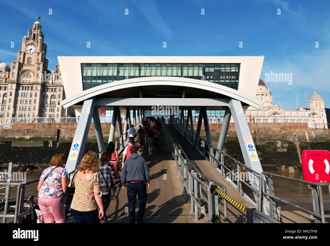 Voyageur quittant le Mersey Ferry dans le Pier Head landing stage Liverpool UK Banque D'Images