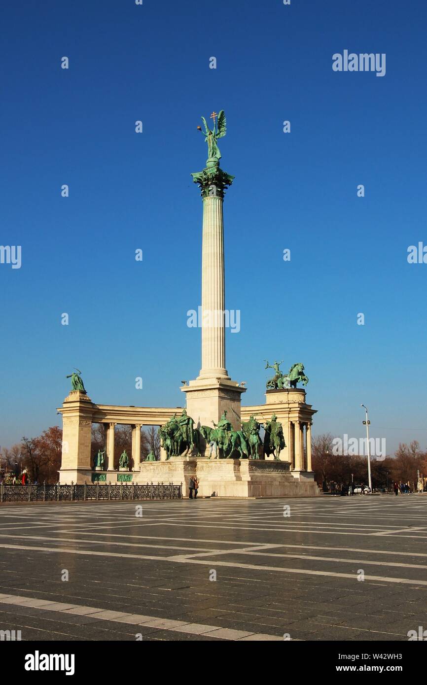 Les statues de l'Archange Gabriel et les sept chefs, à la Place des Héros, à Budapest, Hongrie. Banque D'Images