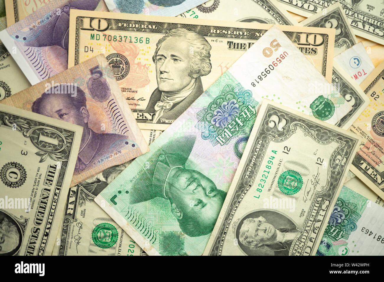 US dollar et yuan chinois billets sur la table l'idée d'une guerre commerciale entre les États-Unis et la Chine Banque D'Images