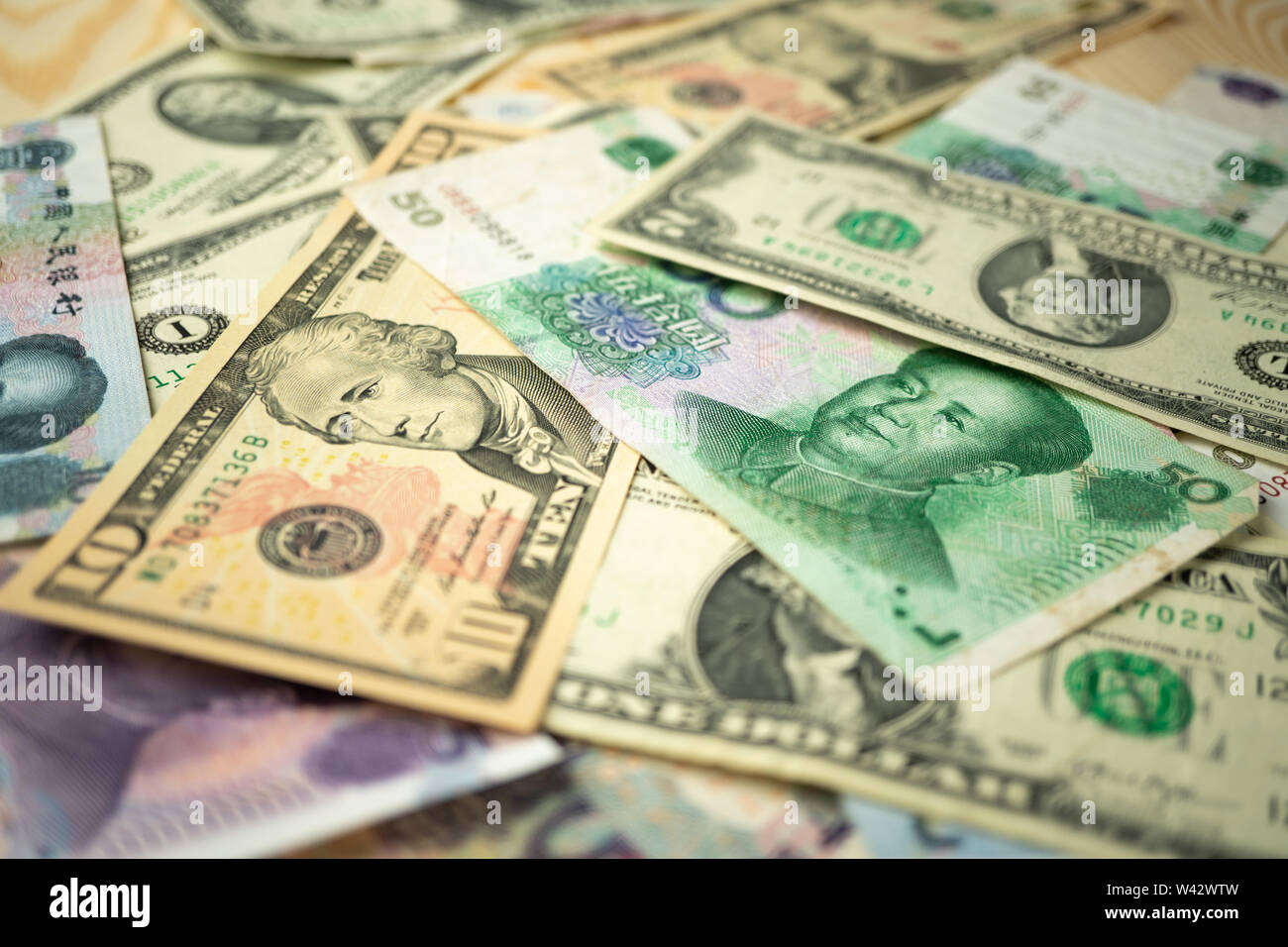 US dollar et yuan chinois billets sur la table l'idée d'une guerre commerciale entre les États-Unis et la Chine Banque D'Images