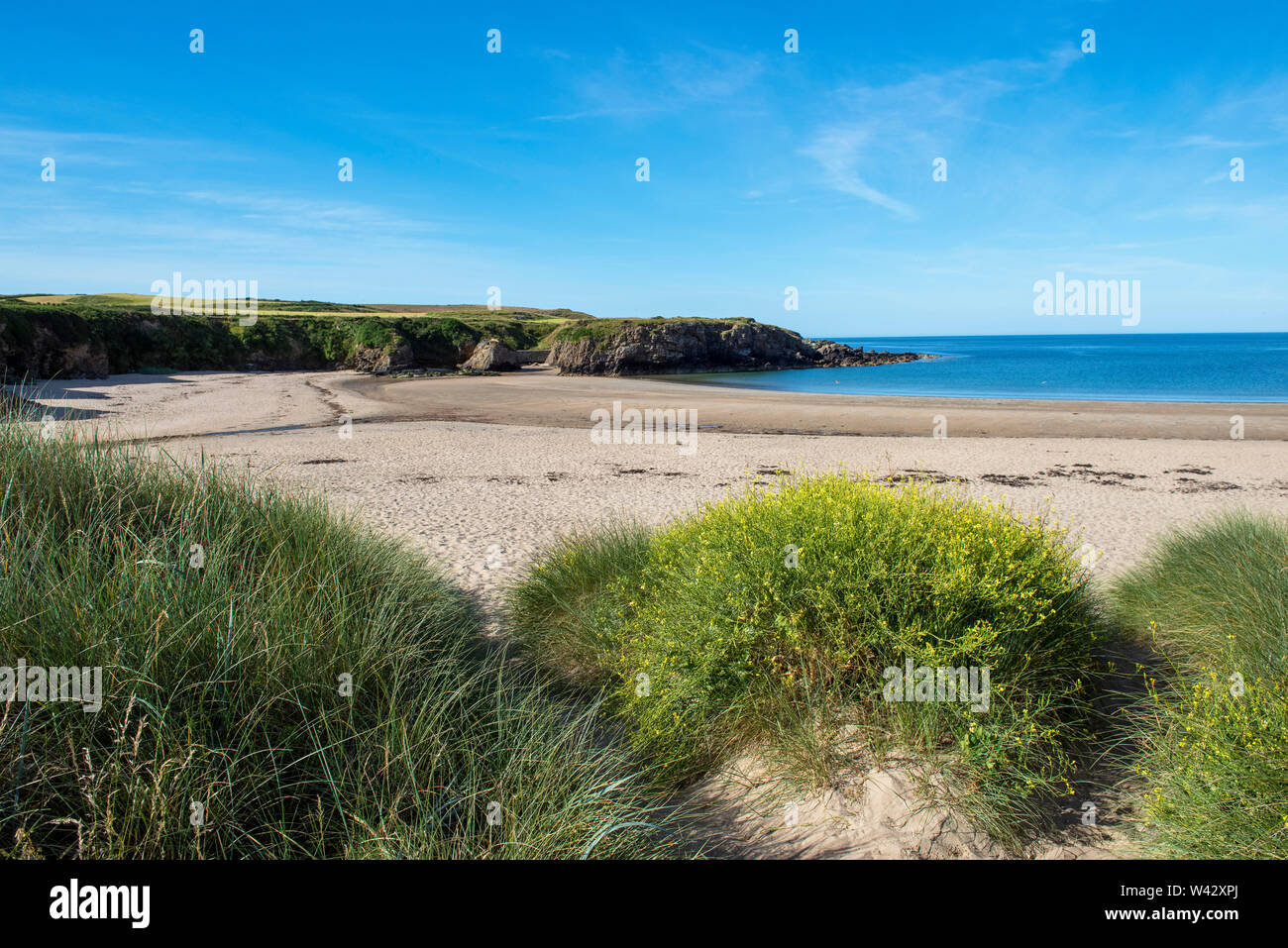 Matin d'été à la baie de câble d'Anglesey au Pays de Galles UK Banque D'Images