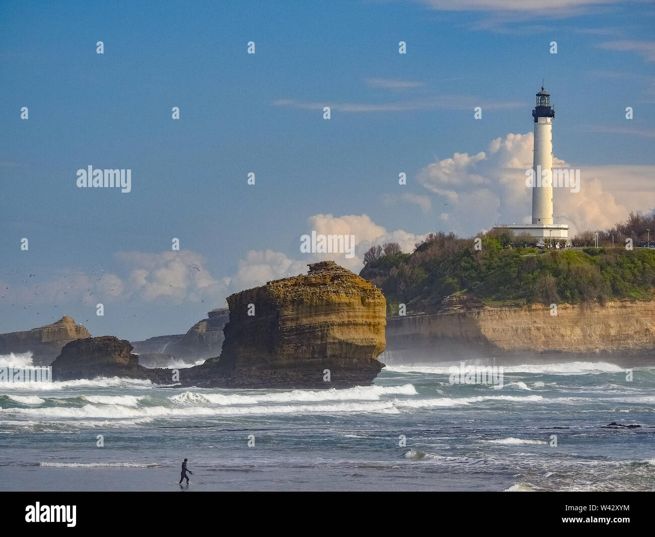 Plage avec des vagues de surf et le phare à sun, Biarritz France Banque D'Images