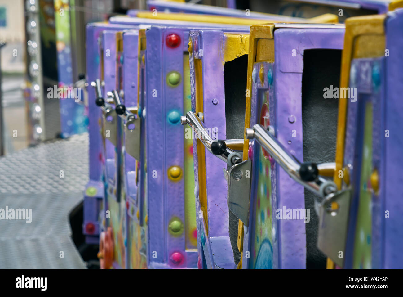 Près de l'image violet et jaune wagon sans attirer les gens toujours monté sur l'attraction. Banque D'Images