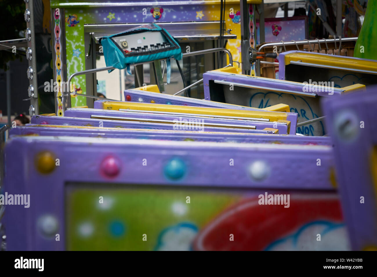 Fermer image de couleur violette wagon sans attirer les gens toujours monté sur l'attraction Banque D'Images