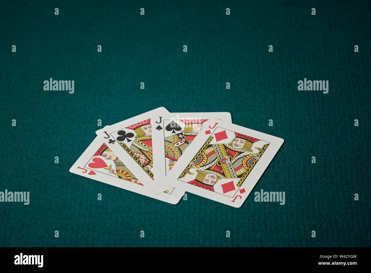 Jouer de poker de valets déployé les cartes sur le tapis vert de  l'arrière-plan Photo Stock - Alamy