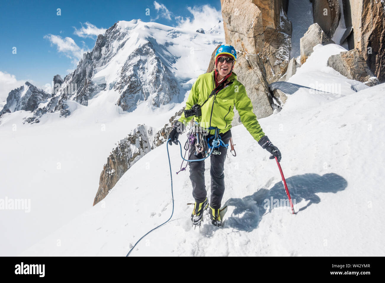 Un grimpeur sourit tout en profitant d'une grande conditions dans les Alpes Françaises Banque D'Images