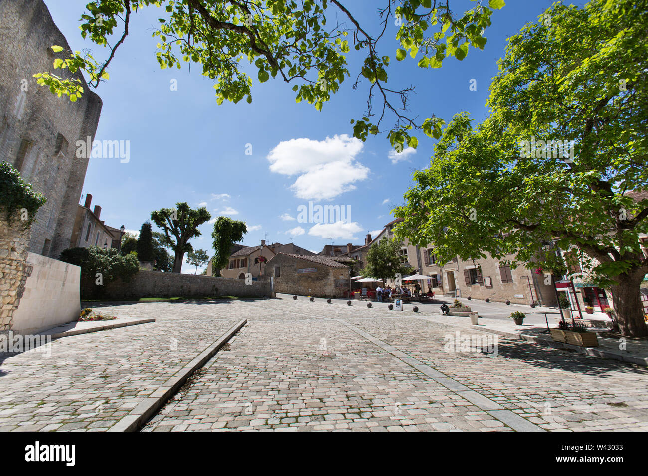 Chauvigny, France. Vue d'été pittoresque de Chauvigny's piazza au 45 rue des Puys. Banque D'Images