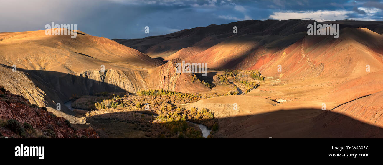 Lever du soleil au-dessus de la vallée de la rivière Kyzylshin et montagnes de l'Altaï. La Sibérie. Altaï. La Russie. Panorama Banque D'Images