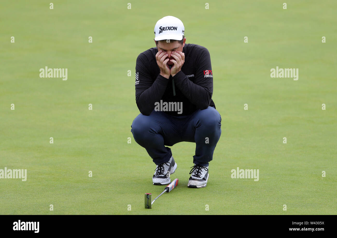 USA's Keegan Bradley tombe à genoux après avoir raté un putt sur le 18ème green au cours de la deuxième journée de l'Open Championship 2019 au Club de golf Royal Portrush. Banque D'Images