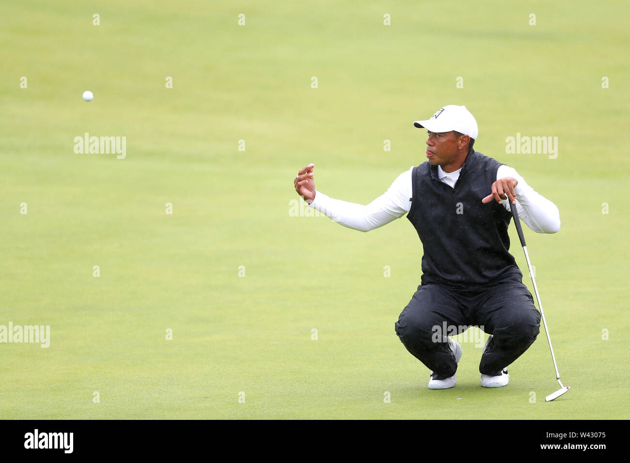 USA's Tiger Woods sur le 18ème green au cours de la deuxième journée de l'Open Championship 2019 au Club de golf Royal Portrush. Banque D'Images