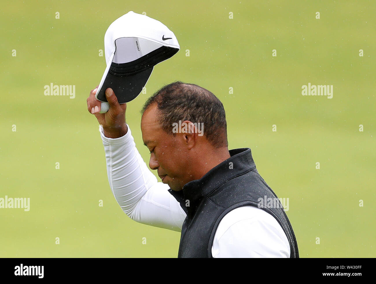 USA's Tiger Woods semble déprimé après sa ronde sur le 18e au cours de la deuxième journée de l'Open Championship 2019 au Club de golf Royal Portrush. Banque D'Images