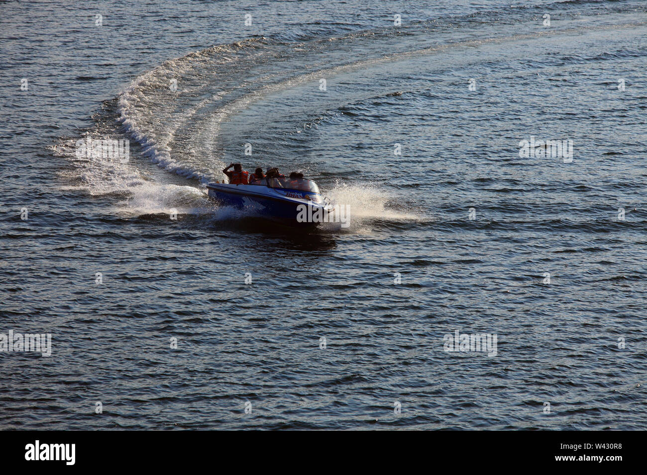 Le bateau de vitesse dans le lac Banasura, Wayanad, Kerala Banque D'Images