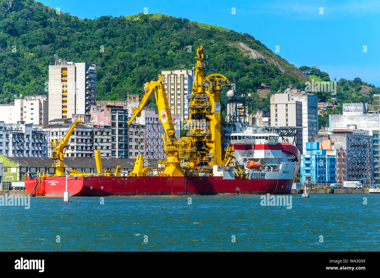 Pose du tuyau de navire amarré sur la rivière Santa Maria de Vitoria, Brésil. Banque D'Images