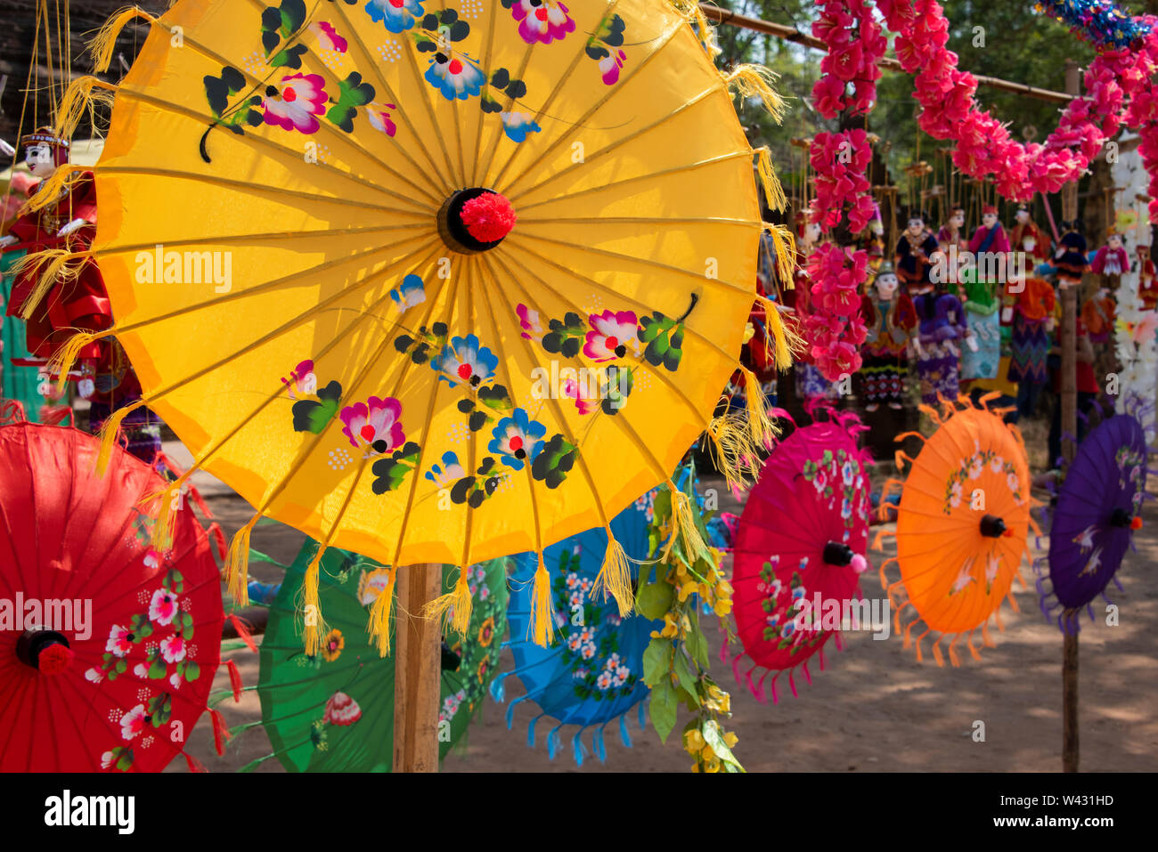 Bordure colorée souvenir peint à la main de parasols. Banque D'Images