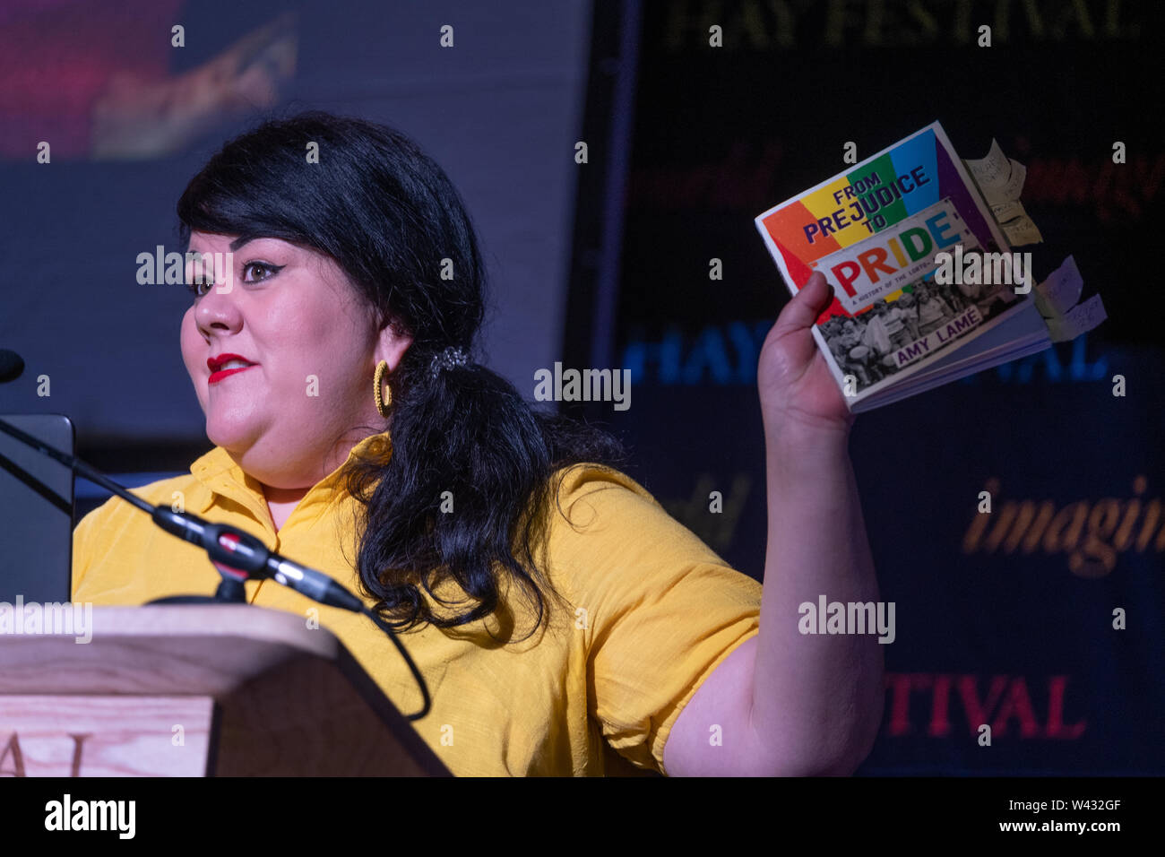 Amy Lamé , artiste américano-britannique, écrivain, animateur de radio et de télévision, connu pour ses one-woman shows, sa performance group Duckie, et sur le thème des médias LGBT. Apparaissant à l'Hay Festival 2019 Banque D'Images