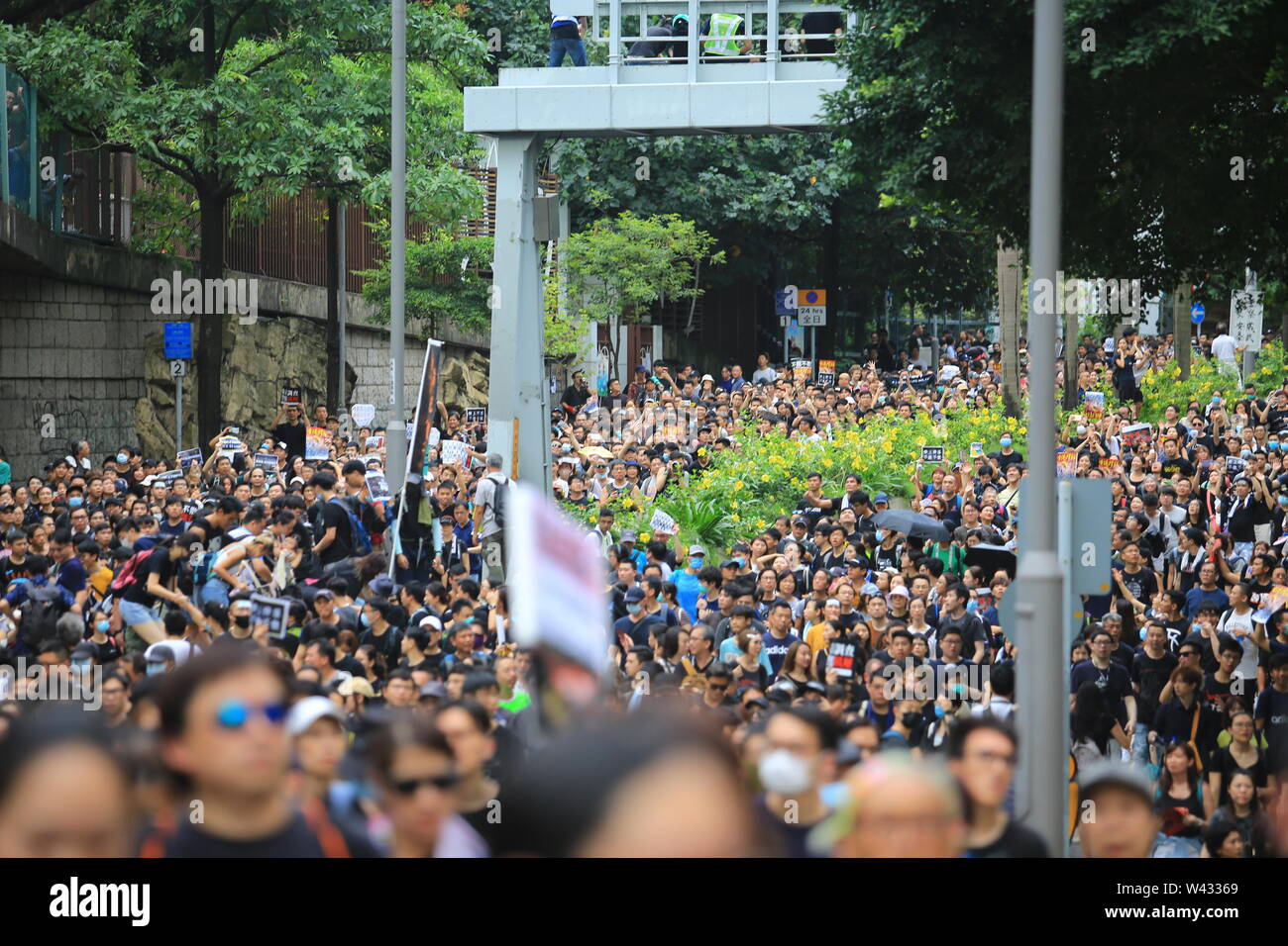La foule protester le Kowloon. Plus de 50 000 manifestants sont descendus dans les rues de Kowloon le dimanche pour s'opposer à un projet de loi sur l'extradition controversée Banque D'Images